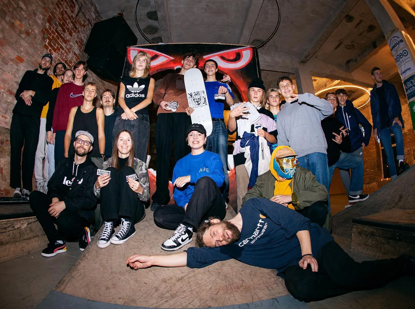 AJE+ bendruomenės nariai skateparke